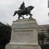 Il grande monumento dedicato a Umberto I di Savoia, re d'Italia dal 1878 al 1900 che si trova nell'omonima piazza barese